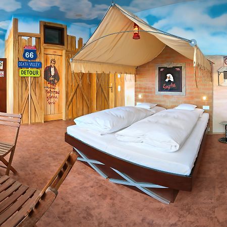 V8 Hotel Classic Motorworld Region Stuttgart Бёблинген Экстерьер фото