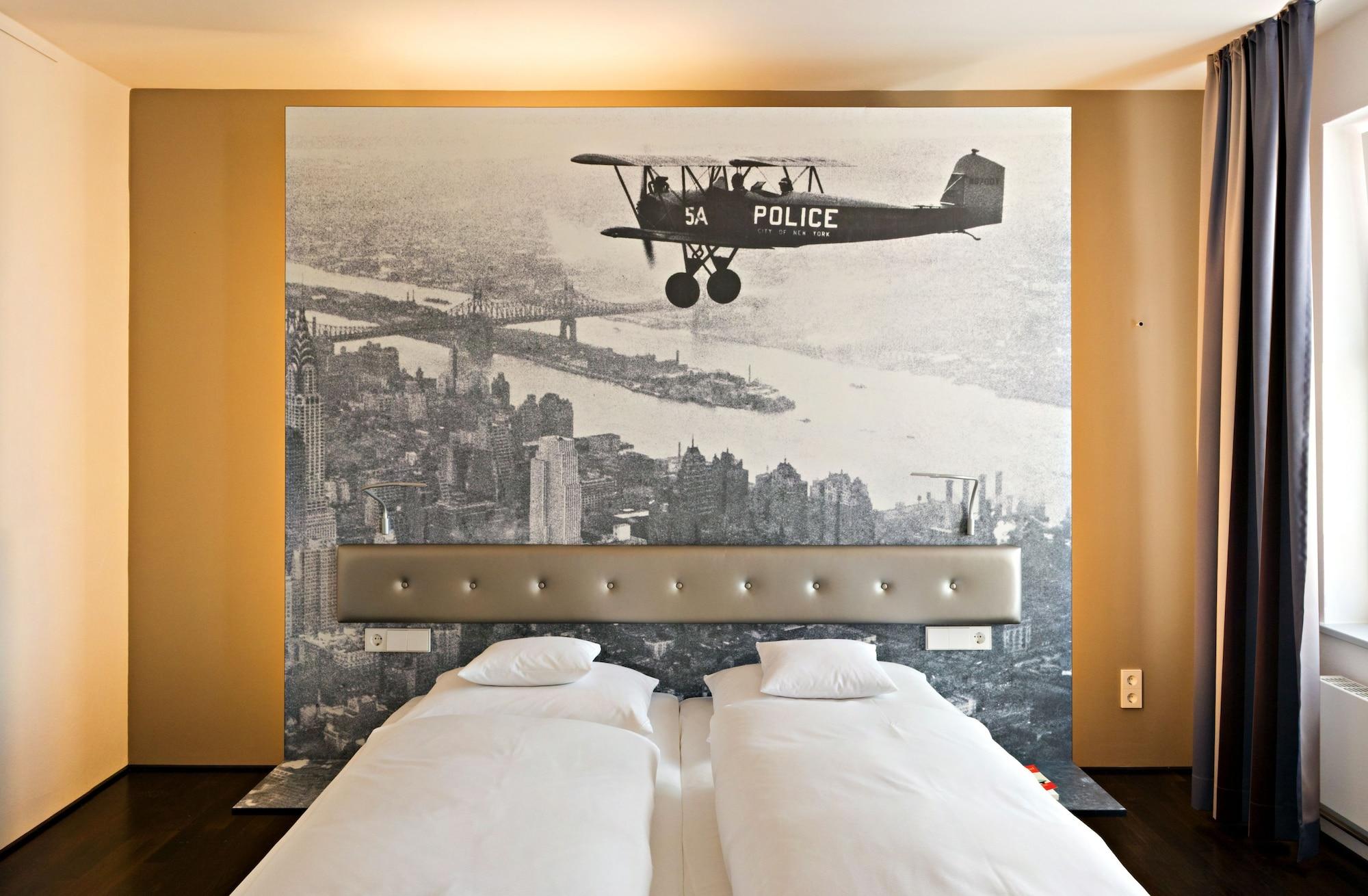 V8 Hotel Classic Motorworld Region Stuttgart Бёблинген Экстерьер фото