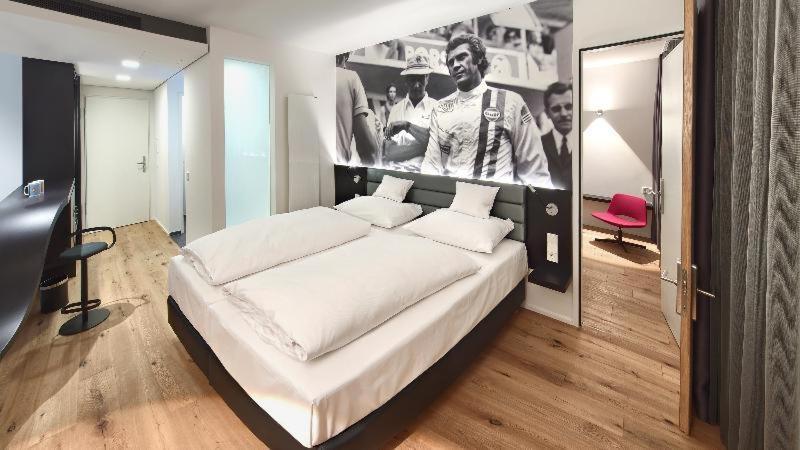 V8 Hotel Classic Motorworld Region Stuttgart Бёблинген Номер фото